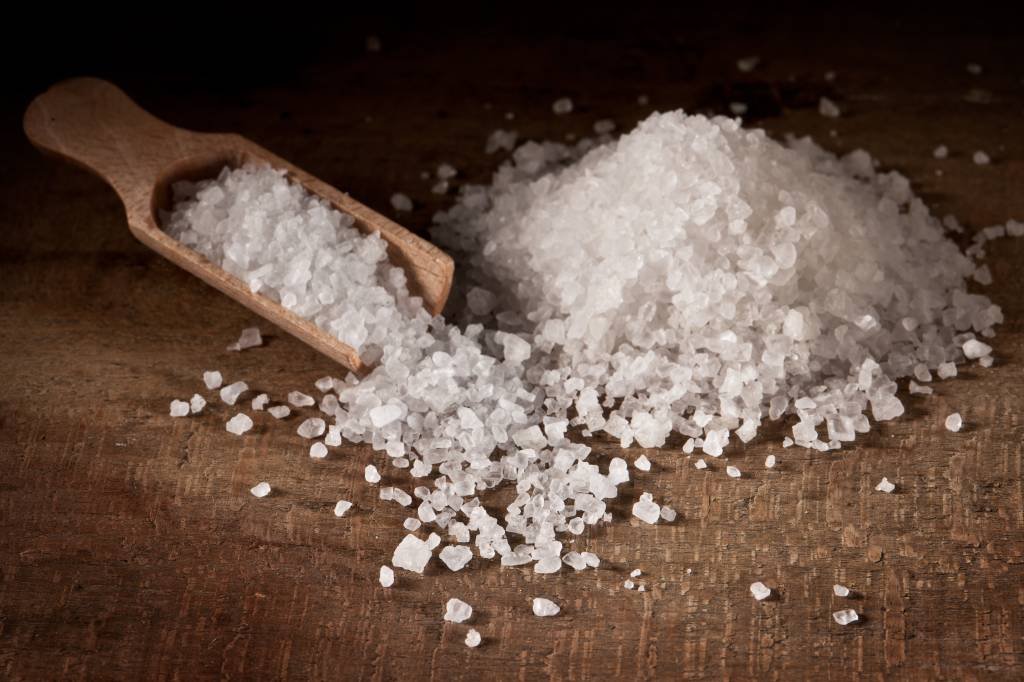 Pesquisas: estudo indica que ingestão exacerbada de sal pode prejudicar sistema imunológico (Reprodução/GettyImages)