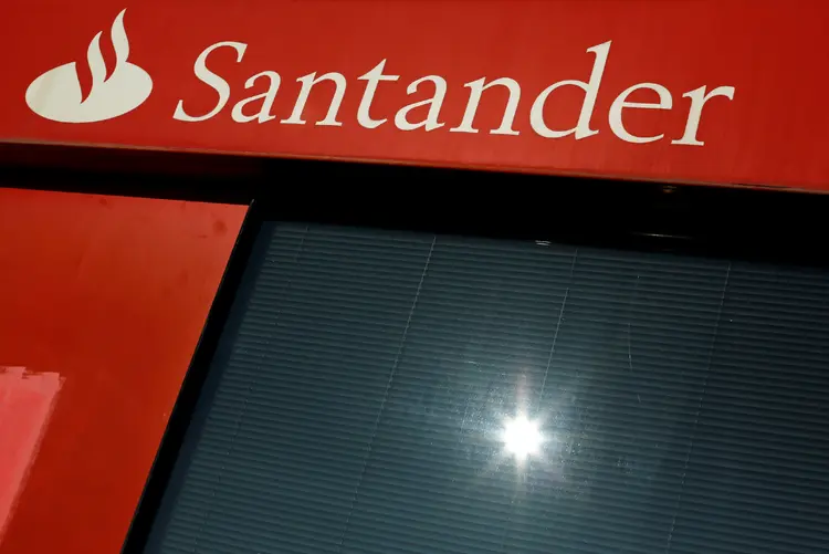 Logo do Santander na Espanha (Marcelo del Pozo/Reprodução)