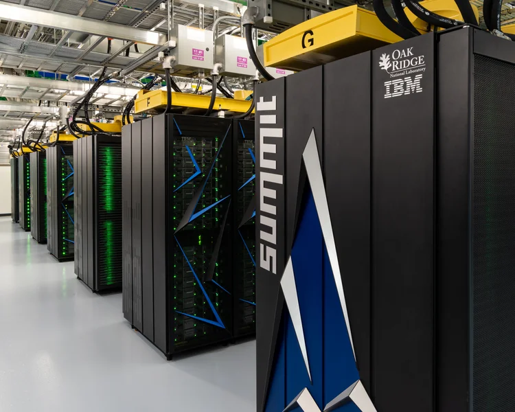 Summit: o supercomputador da IBM foi usado para encontrar forma de frear avanço da pandemia do novo coronavírus (Carlos Jones/ORNL/Wikimedia Commons)