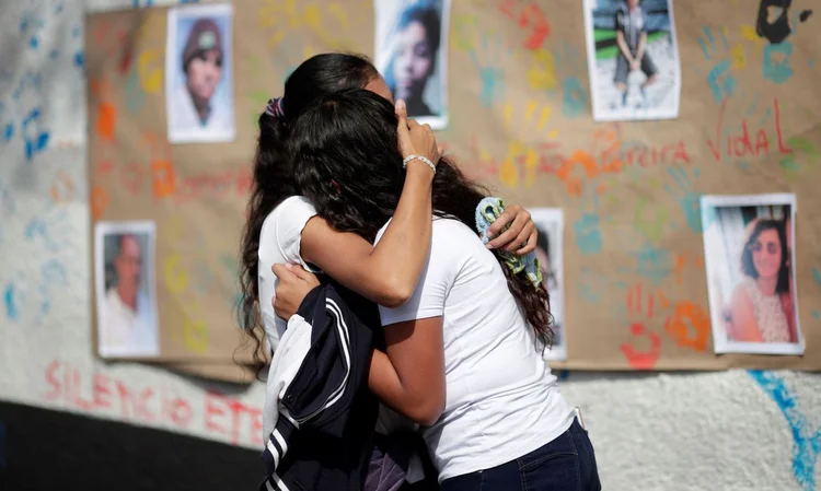 Alunos durante homenagem às vítimas do tiroteio na escola Raul Brasil em Suzano, no dia da reabertura da escola (Ueslei Marcelino/Reuters)