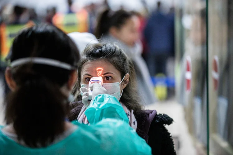 Coronavírus: paciente faz teste de temperatura corporal (Bloomberg / Colaborador/Getty Images)