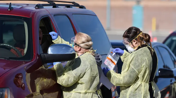 Agentes fazem teste de coronavírus em motorista na Califórnia: principal objetivo de Trump é a saúde das pessoas, diz Mnunchin (Bob Riha/Getty Images)