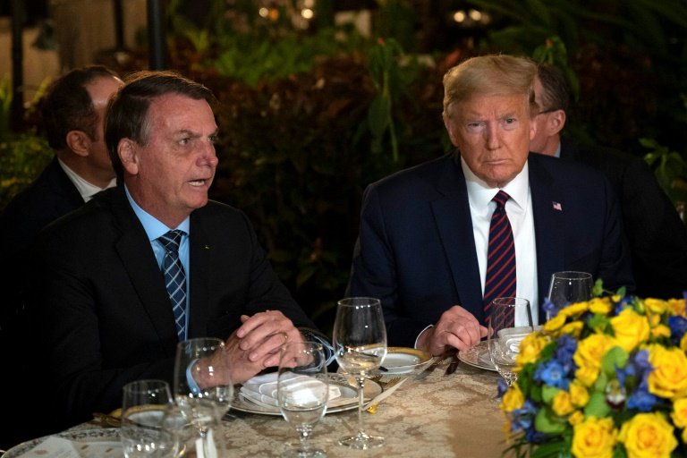 Na Flórida, Bolsonaro janta com Trump e ganha elogios