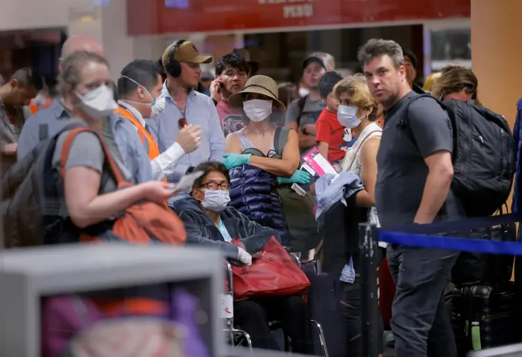 Passageiros esperam embarque: diversos países fecharam fronteiras diante de pandemia de coronavírus (AFP/AFP)