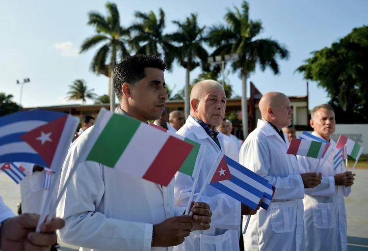 Médicos cubanos: brigada já teve experiência na luta contra o ebola, na África, mas também conta com novatos (AFP/AFP)