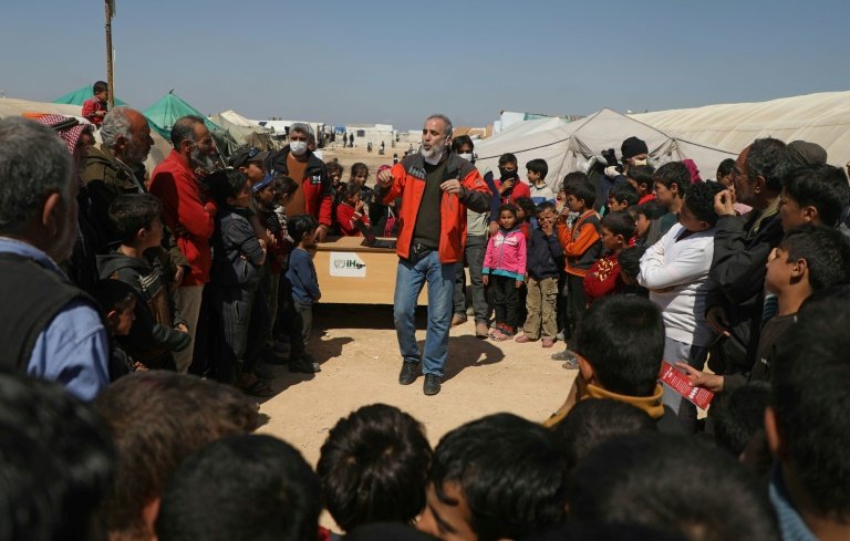 Síria: Médico da ONG turca IHH informa os deslocados do campo de Kafr Lusin no noroeste do país sobre o novo coronavirus (AFP/AFP)