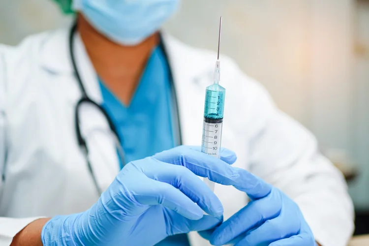 Rússia aprovará vacina contra covid-19 após menos de dois meses de testes em humanos (Sasirin Pamai / EyeEm/Getty Images)