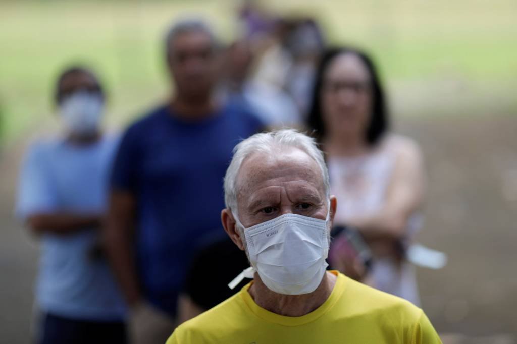 Idoso de máscaras: casos mais graves de COVID-19 têm sido registrados principalmente entre os homens com mais de 60 anos (Ueslei Marcelino/Reuters)