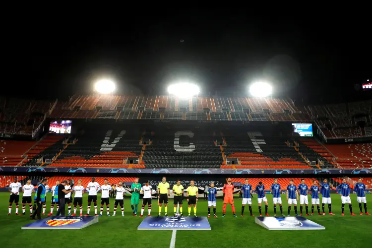 Jogo sem torcida na Itália: medidas para conter o coronavírus levaram à paralisação de campeonatos pelo mundo (UEFA/Handout/Reuters)