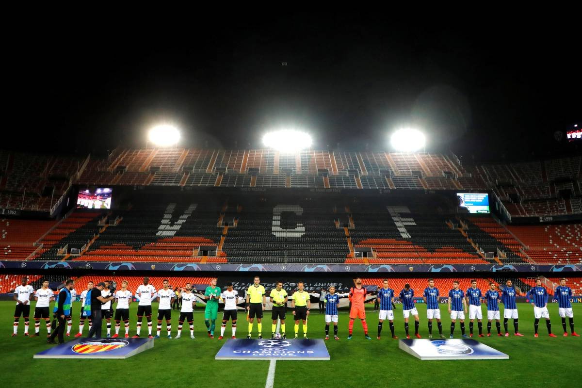 Abertura das Olimpíadas tem estádio vazio e protestos do lado de fora