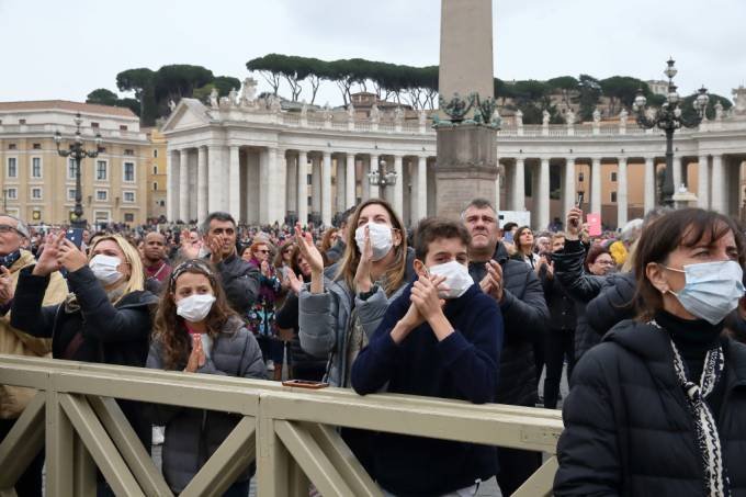 Vaticano substitui orações de domingo por transmissão virtual