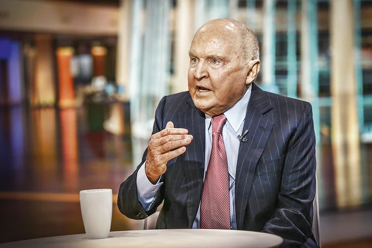 Jack Welch, ex-presidente da GE: “O presidente de uma companhia precisa ser capaz de se adaptare de inspirar os funcionários. E precisa ser alguém paranoico” | Chris Goodney/Bloomberg/Getty Images / 