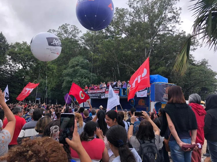 Alesp: às 10 horas, ambos os sentidos da Av. Pedro Álvares Cabral, entre a Alesp e o Parque Ibirapuera, estavam fechadas por manifestantes (Fabiane Stefano/Exame)