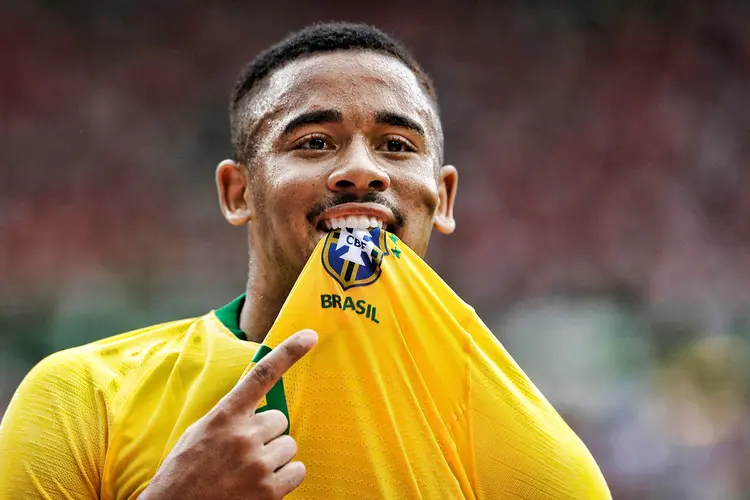 Gabriel Jesus doou uma camisa autografada. CBF também doou objetos (Heinz-Peter Bader/Reuters)