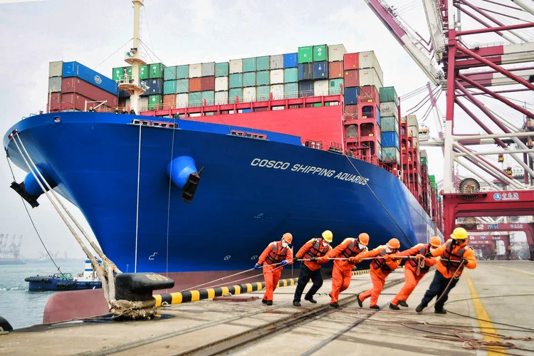 Custo de fretes marítimos para importação da China disparou e hoje oscila cerca de 150% acima do patamar médio dos cinco anos anteriores à pandemia (China Daily/Reuters)