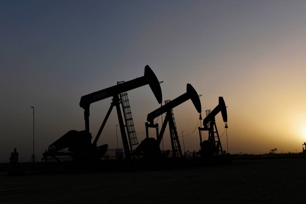 Equipamentos de extração de petróleo em campos terrestre (Nick Oxford/File Photo/Reuters)