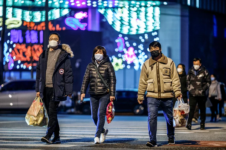 Pessoas usam máscaram ao sair de shopping center em Pequim em meio a pandemia de coronavírus
11/03/2020
REUTERS/Thomas Peter (Thomas Peter/Reuters)