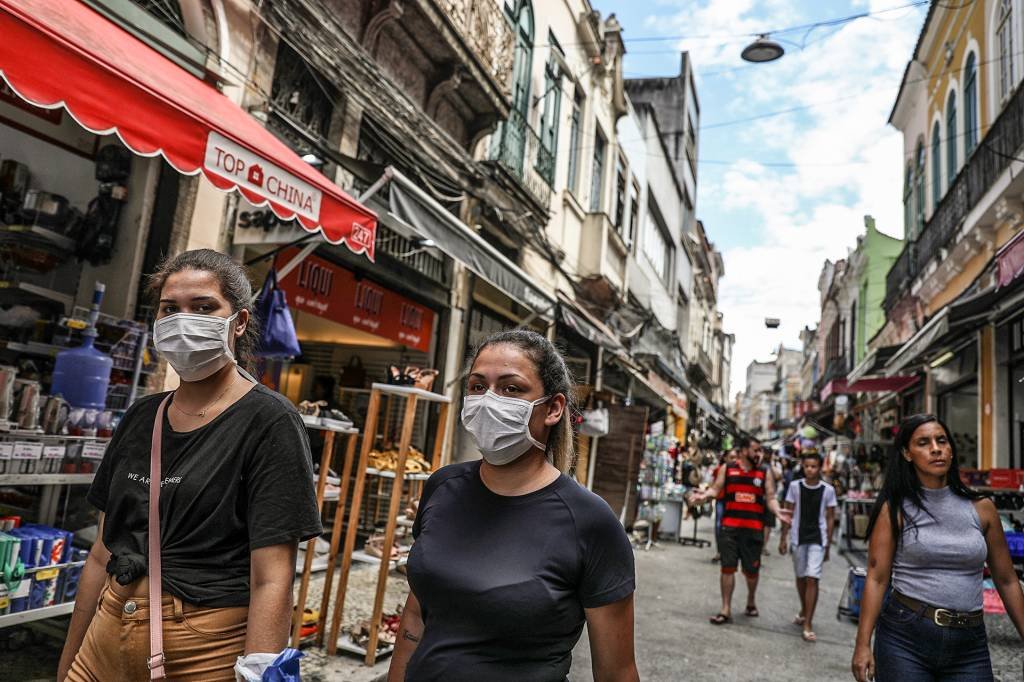 Pessoas usando máscaras em meio ao surto de coronavírus no Rio de Janeiro  (Pilar Olivares/Reuters)