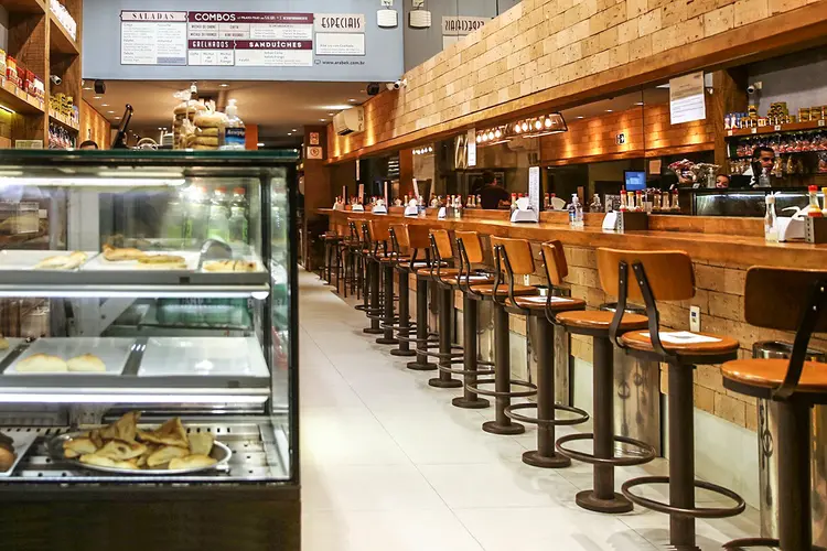 Restaurante vazio em São Paulo: quarentena diminuiu movimento de setor de bares e restaurantes (Rahel Patrasso/Reuters)
