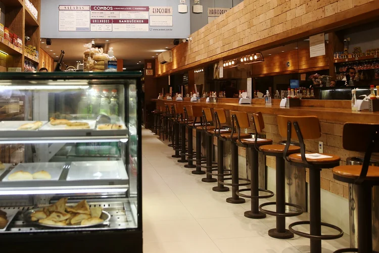 Restaurante vazio em São Paulo: estimativa para o PIB do primeiro trimestre passou de estabilidade para queda de 0,6% (Rahel Patrasso/Reuters)