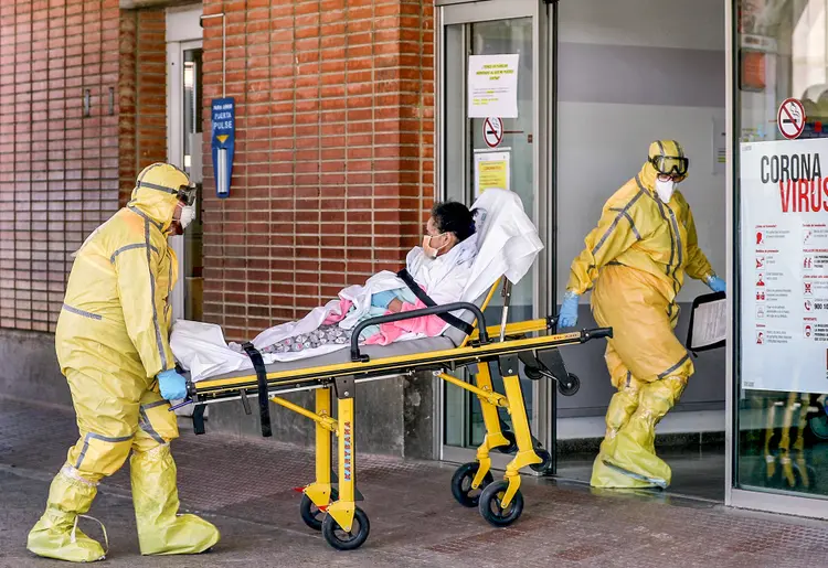 Profissionais de saúde transferem paciente de ambulância para hospital em Leganés, na Espanha
26/03/2020
REUTERS/Susana Vera (Susana Vera/Reuters)
