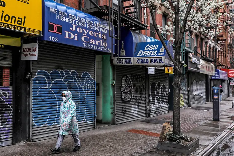 Pessoa caminha em Manhattan, nos Estados Unidos (Andrew Kelly/Reuters)