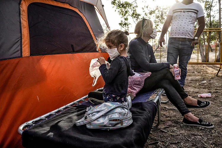 Imigrantes que tentam asilo nos EUA no México: país ainda tem poucos casos confirmados da doença (Go Nakamura/Reuters)