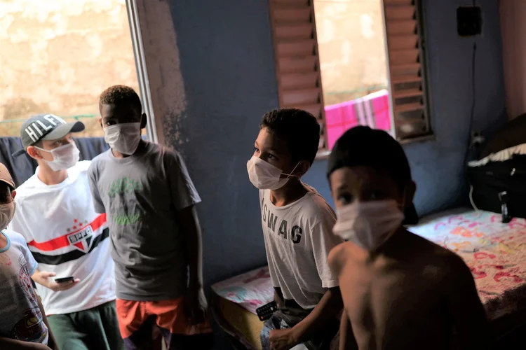 Crianças de máscaras em Paraisópolis, São Paulo: estado de calamidade pública tem alcance nacional e vai até 31 de dezembro (Amanda Perobelli/Reuters)
