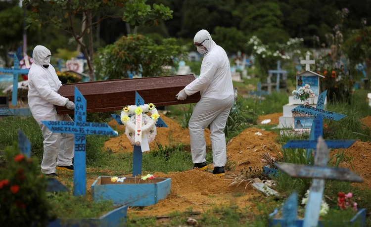 Mulher em enterrada em Manaus: só nesta segunda-feira, 6, foram 115 novos casos na cidade (Bruno Kelly/Reuters)