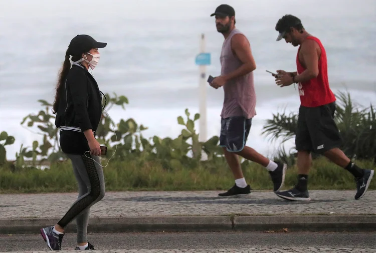 Pessoa com máscara no Rio de Janeiro: pelo menos 80% dos infectados, no entanto, têm pouquíssimos sintomas ou nem sequer os apresentam (Sergio Moraes/Reuters)