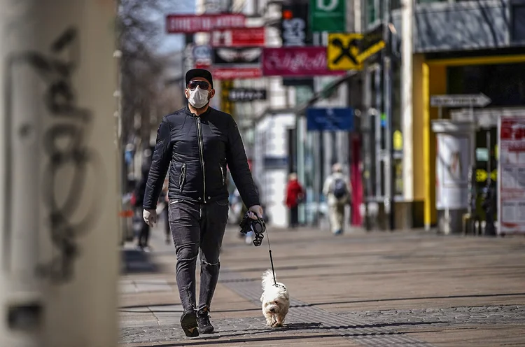 Homem usa máscara de proteção em Viena: objetivo é que a partir de 14 de abril comece a reabertura dos pequenos estabelecimentos comerciais de até 400 metros quadrados (Lisi Niesner/Reuters)