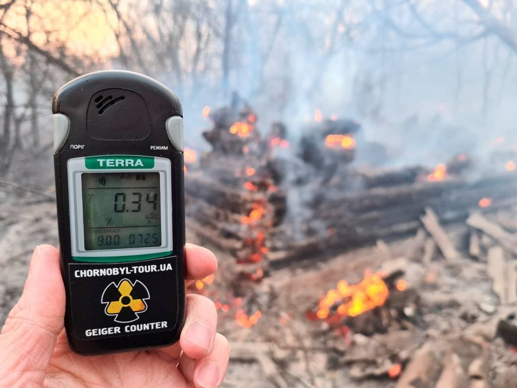 Sensor mede níveis de radiação próxima à vila de Rahivka, na Ucrânia: serviço de emergência ucraniano não forneceu cifras recentes sobre as proporções do incêndio (Yaroslav Yemelianenko/Reuters)