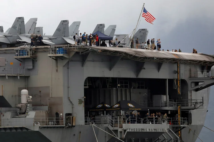 Navio americano Theodore Roosevelt  em quarentena por coronavírus (Kham/Reuters)