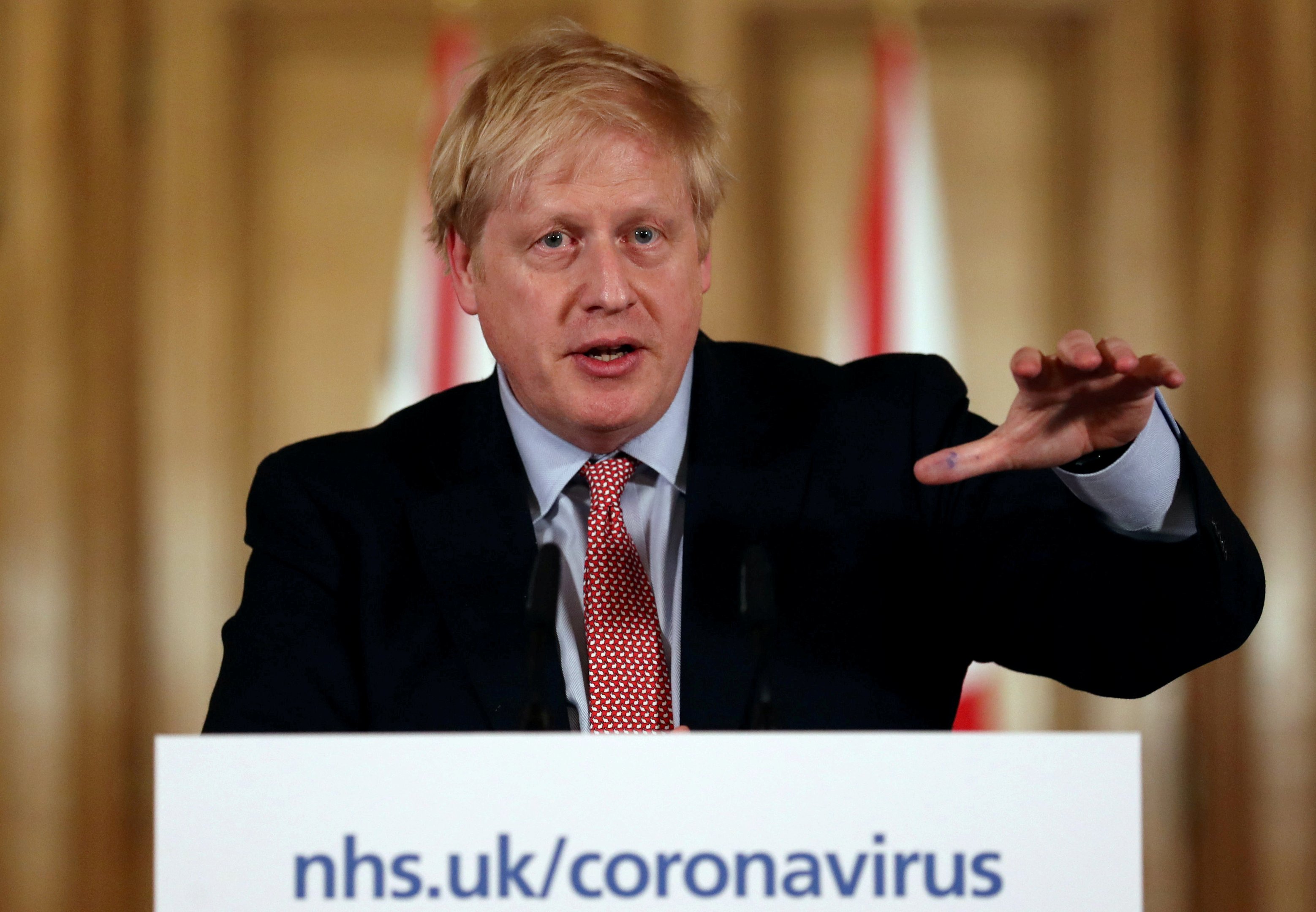 Boris Johnson está estável e respondendo a tratamento na UTI