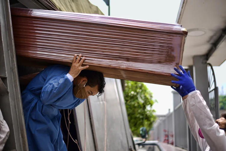 Guayaquil: pessoas descarregam leva de caixões vazios para vítimas do novo coronavírus, Equador, dia 8/4/2020
 (Vicente Gaibor del Pino/Reuters)