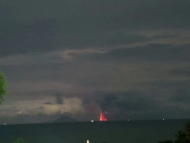 Vulcão Anak Krakatau, em imagens da agência de geologia da Indonésia: Não houve vítimas registradas (PVMBG Badan Geologi/Reuters)