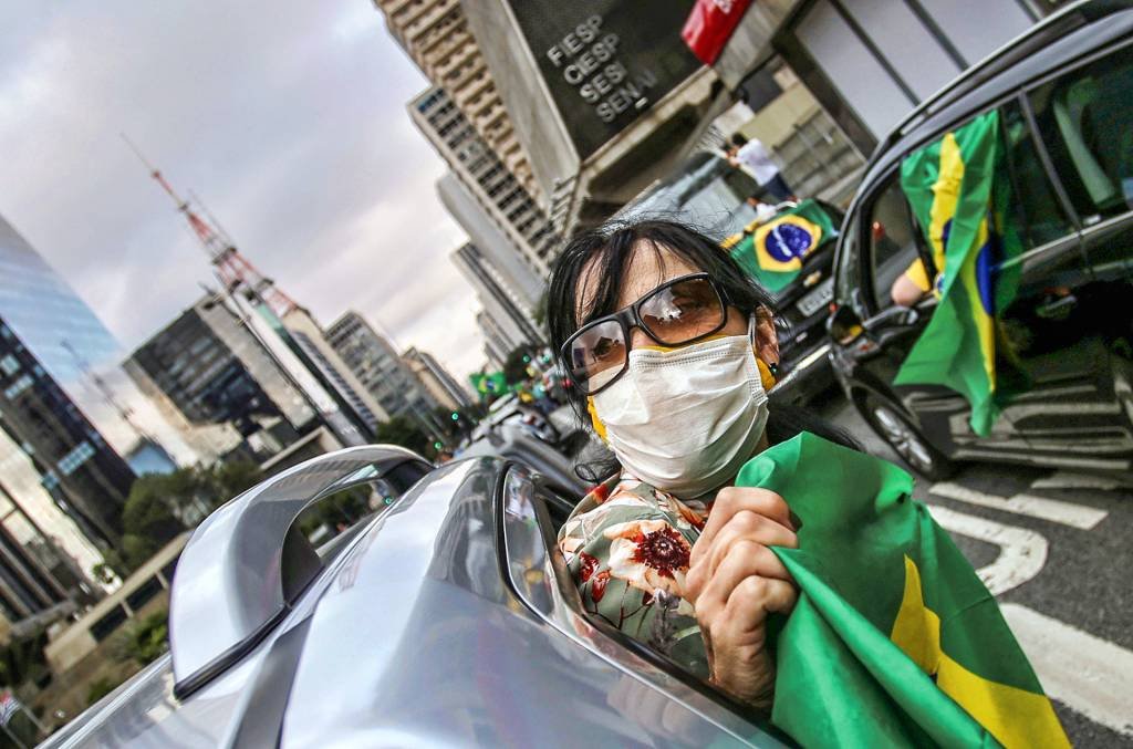 Dentro de seu carro e com máscara, mulher protesta contra o governo de João Doria, São Paulo, dia 11/04/2020  (Rahel Patrasso/Reuters)