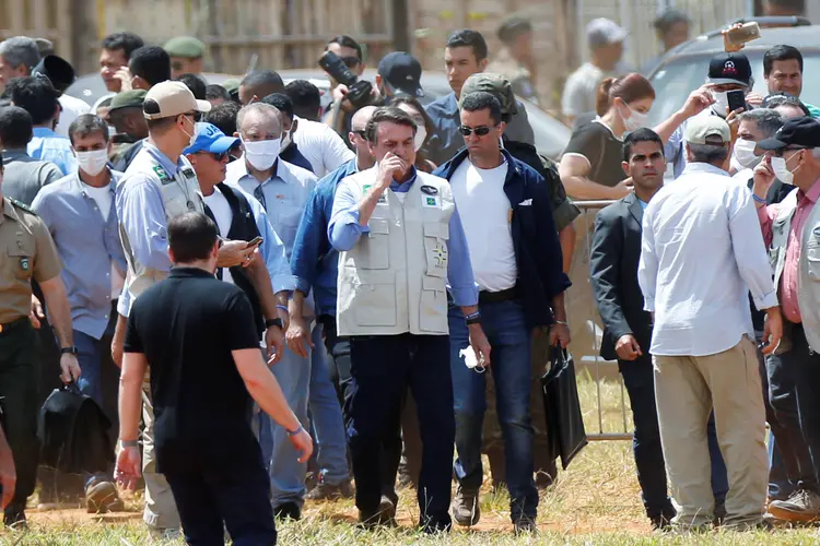 Bolsonaro visita obra de hospital de campanha em Águas Lindas, Goiás 11/4/2020  (Adriano Machado/Reuters)