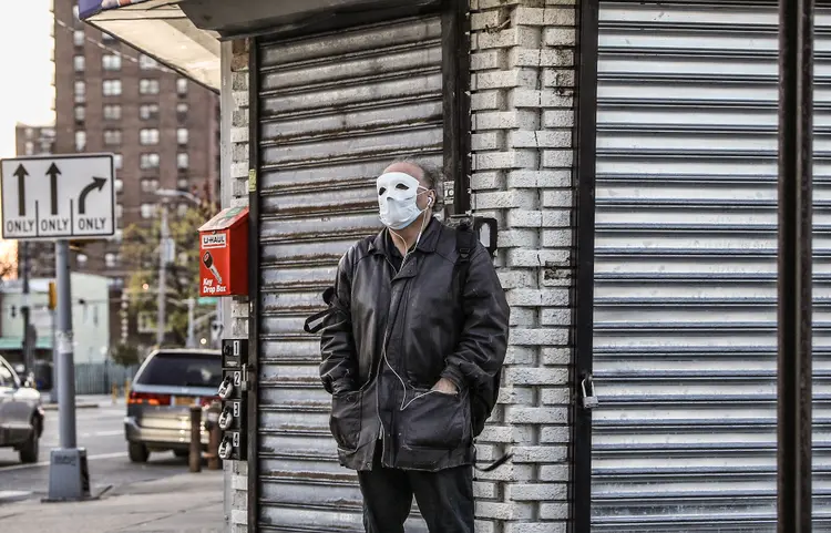 Homem usa máscara no rosto todo por causa do Coronavírus, em Nova York, dia 11/4/2020 (Caitlin Ochs/Reuters)