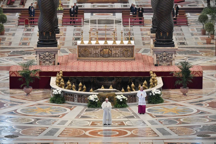 Papa Francisco faz missa de Páscoa para Basílica de São Pedro vazia por causa do Coronavírus, dia 12/04/2020 (Vaticano/Reuters)