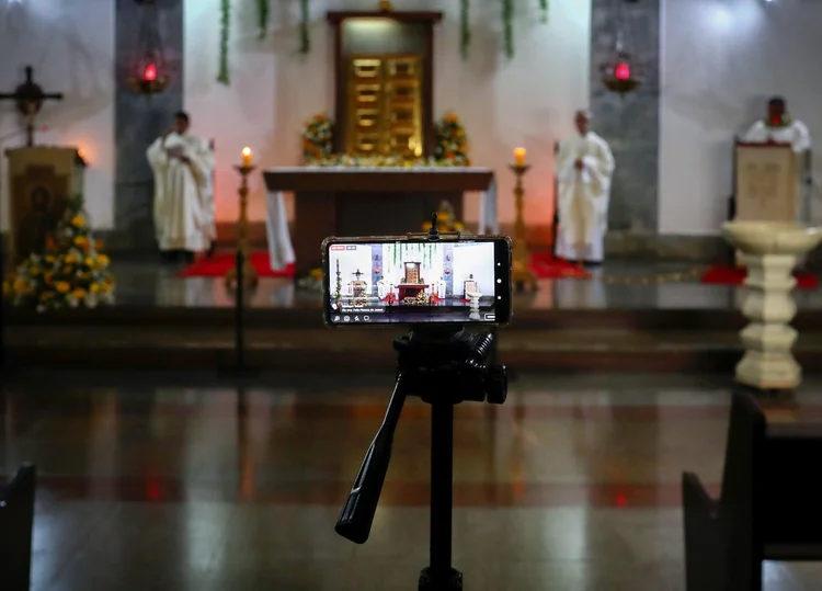 Celebração de missa de Páscoa no Rio de Janeiro feia por livestream por causa do coronavírus, dia 12/4/2020 (Pilar Olivares/Reuters)