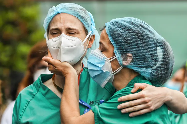 Coronavírus na Espanha: profissionais da saúde choram durante pandemia (Susana Vera/Reuters)