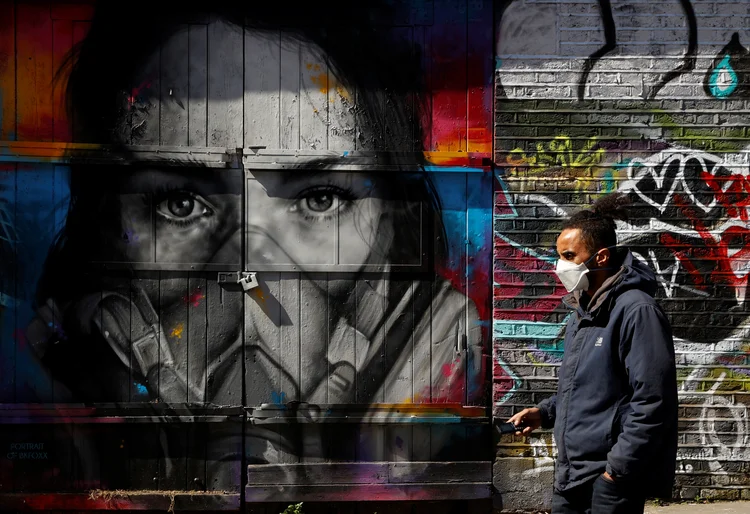 Painel com referência ao Coronavírus em Londres, no Reino Unido (John Sibley/Reuters)