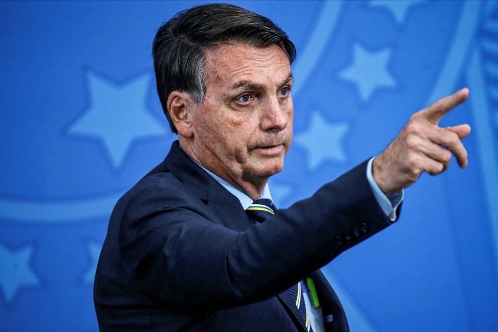 Após demitir Mandetta, Bolsonaro ataca Maia: Intenção é me tirar do cargo