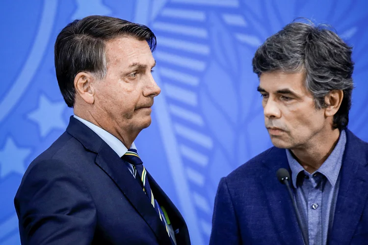 Jair Bolsonaro e Nelson Teich: "Não pode um protocolo de 31 de março agora, quando estava o ministro da Saúde anterior dizendo que era só em caso grave, a gente não pode mudar protocolo agora? Pode mudar e vai mudar" (Adriano Machado/Reuters)