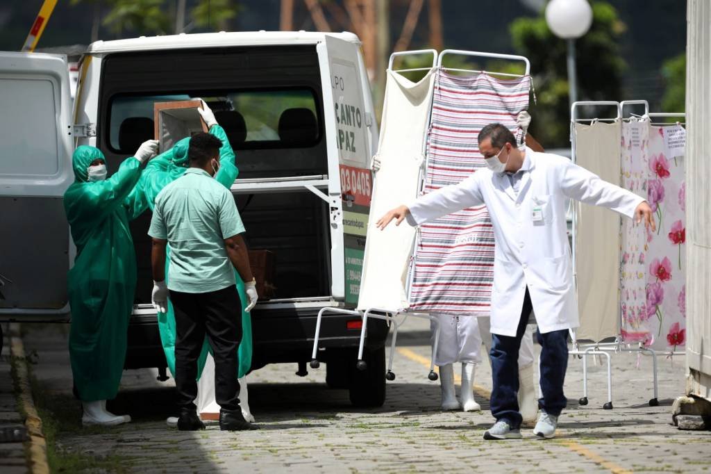 Brasil atrasou epidemia mas deve sofrer colapso como Itália, Espanha e EUA