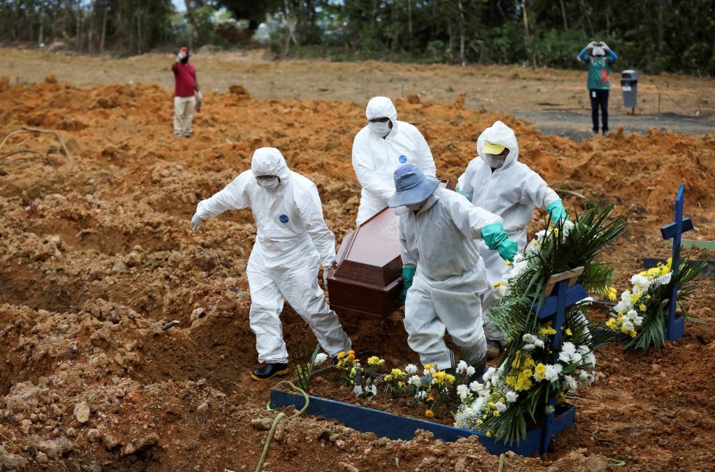 Mortes por covid-19: estados lutam contra o tempo para abrir valas comuns e garantir enterro das vítimas (REUTERS/Bruno Kelly/Reuters)