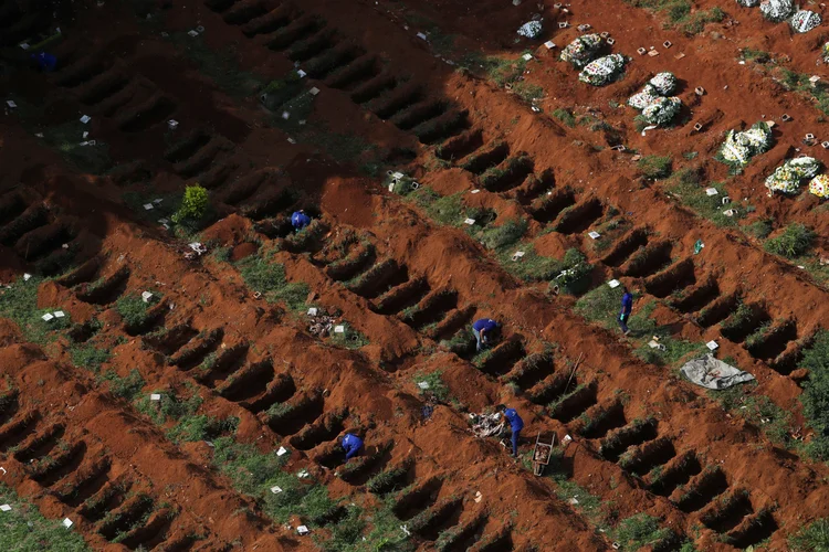 Covas são abertas no cemitério de Vila Formosa em São Paulo (Amanda Perobelli/Reuters)