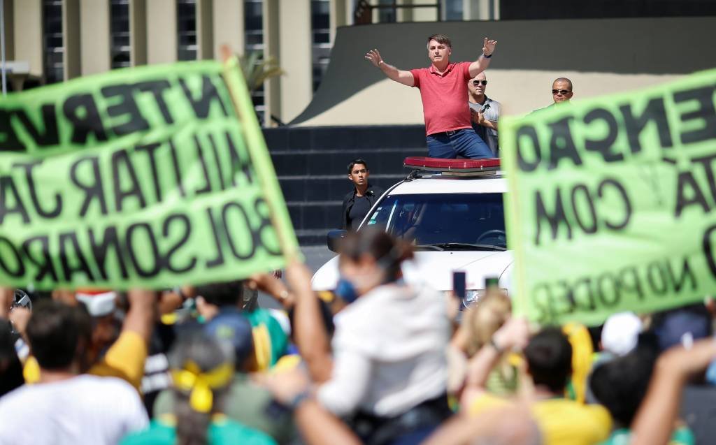 Protestos: Bolsonaro participou de um protesto neste domingo (19) em Brasília (Ueslei Marcelino/Reuters)