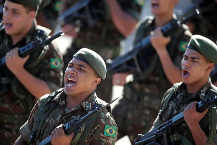Soldados participam de cerimônia em Brasília
29/03/2020 (Ueslei Marcelino/Reuters)